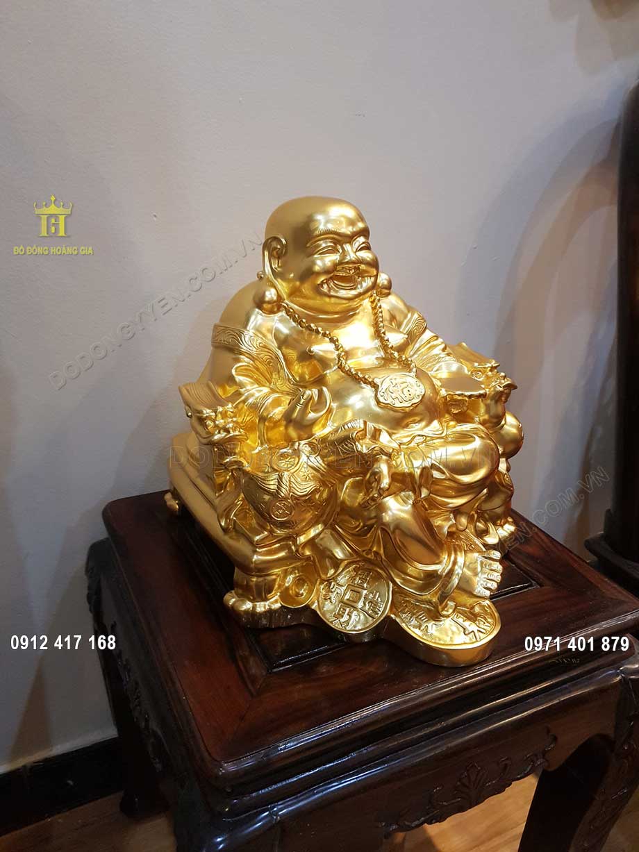 Từng đường n&eacute;t chi tiết tr&ecirc;n vật phẩm đều được chạm khắc v&ocirc; c&ugrave;ng ti mỉ bởi đ&ocirc;i b&agrave;n tay t&agrave;i hoa của c&aacute;c nghệ nh&acirc;n